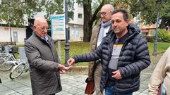 Odilo Fernndez, presidente de la junta vecinal de O Trigal, entregando las llaves de Irosa y Sacama a Rogelio Lpez, presidente del grupo pizarrero.