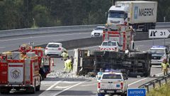 Imagen de un cami�n volcado en la autov�a de Barbanza, a su paso por A Pobra, hace unos meses