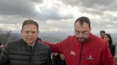 El presidente del principado de Asturias, Adri�n Barb�n (d), acompa�a al alcalde de Oviedo, Allfredo Canteli , durante su visita a las zonas quemadas del Monte Naranco de Oviedo