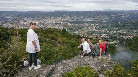 Esta pandilla eligi una roca con vistas para su magosto.