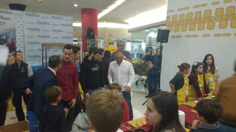 Linares, Nando, Hctor Nespral y Ortiz estuvieron cocinando con los nios que participaron en el showcooking de Sergio Rama