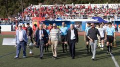 Exjugadores del Muxa con la Copa da Costa en la final.