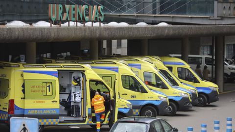 Imagen de archivo de ambulancias aparcadas a la entrada del servicio de Urxencias del Clnico.