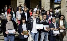 Imagen con los premiados y responsables municipales, ayer en el consistorio ribadense.