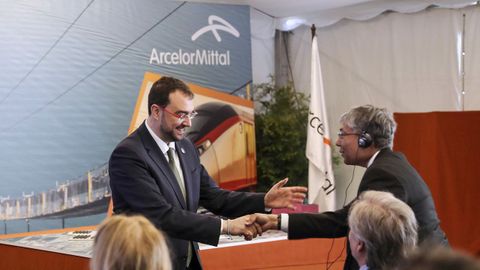 El presidente del Principado de Asturias, Adri�n Barb�n,y el CEO de ArcelorMittal Europa-Productos Largos, Sanjay Samaddar (d). ARCHIVO