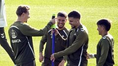 Carl Starfelt, Mihailo Ristic y Franco Cervi, tres de los ausentes en la convocatoria del Celta ante el Barcelona, junto a Sergio Carreira, en un entrenamiento.