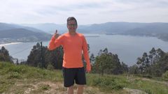 El monitor Juan Arturo Pe�a Gonz�lez con la r�a de Viveiro al fondo