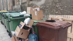 Contenedores rebosantes de basura y que desprenden mal olor en la calle Oliva, de Caldas de Reis