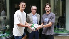 Ander Cantero, izquierda, y Sergio Cubero, derecha, fueron presentados por Jos� Mar�a Criado en la tienda del Racing.