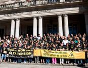 Los vecinos se desplazaron en dos autobuses.