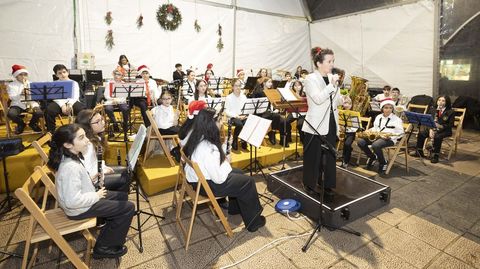 Encendido navide�o en Carballo, con m�sica y mucha ilusi�n