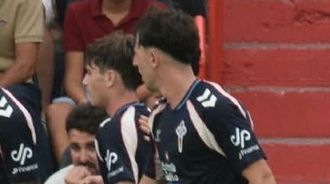 El central del Celta Fortuna Quique Ribes, junto a Mateo Sobral, durante el partido ante el Ceuta.