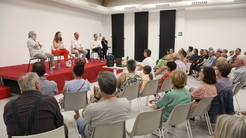 Presentación do libro en Castroverde. Na mesa, de esquerda a dereita, Mero, Iria Castro, Ricardo Polín e Luciano Pérez