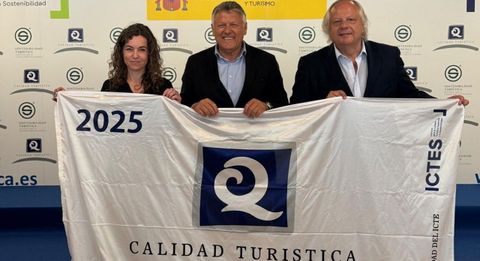 Telmo Martn, en el centro, recogi ayer la Q de Calidad