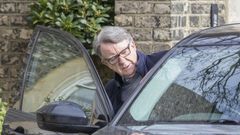 Peter Mandelson abandonando su domicilio en una imagen tomada la semana pasada