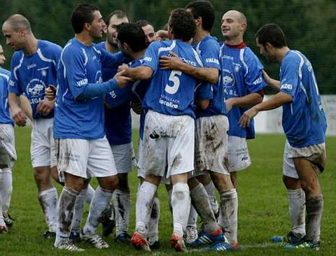 Los futbolistas de M�chel celebran un gol en el campo municipal de O Savi�ao en la liga.