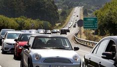 La elevada afluencia de ba�istas a las playas de O Grove colaps� la v�a de O Saln�s. 