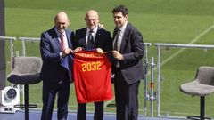 Rafael Louz�n y Karanka posan junto a Luis de la Fuente, que renueva como seleccionador de Espa�a hasta el 2032.