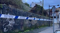 Cinta policial en la calle Manuel Comellas, en el entorno de la propiedad donde hay un muro con riesgo de desplome