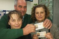 En la imagen, en el centro, Urencio Uzal, junto a su esposa (izquierda) y su vecina Anabel Li�ares.