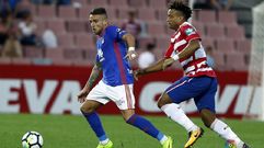 Aar�n protege el bal�n ante Kunde