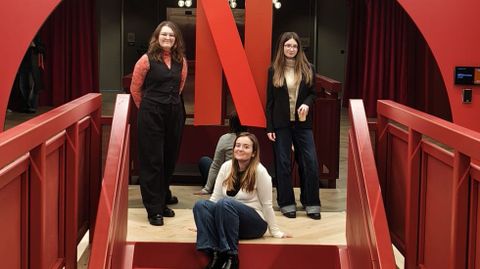 Expedici�n de las trs j�venes a los estudios de Netflix, el pasado mi�rcoles