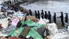 Asentamiento de inmigrantes en la playa de Ben�tez, en Ceuta