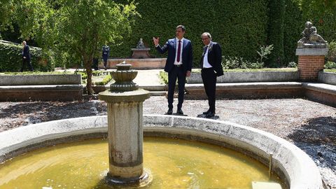 En la fuente de Machado. S�nchez ense�� a Torra la fuente de la Moncloa donde Antonio Machado se reun�a en secreto con Pilar de Valderrama Guiomar, la musa que inspir� al poeta andaluz. El presidente del Gobierno le hab�a hablado de ese lugar al l�der catal�n y �ste mostr� inter�s por conocerlo