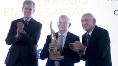 El presidente de la Xunta, Alfonso Rueda, y el de la CEC, Antonio Fontenla, entregaron el premio Liderazgo Empresarial a C�ndido Hermida