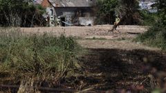 Arden unos matorrales en el barrio de O Castrill�n