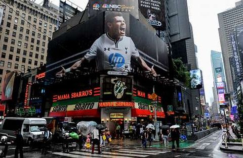 Una valla publicitaria proyecta la imagen de Gareth Bale en Nueva York.