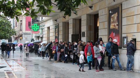Colas ante el teatro Jovellanos durante FETEN 2017
