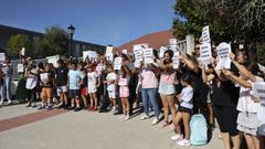 Movilizacin de la comunidad educativa del CEIP de Pedrouzos, en Brin, este verano