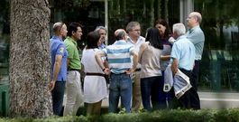 Representantes socialistas, amigos y familiares del regidor ourensano se concentraron en las proximidades del juzgado.