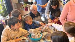 Ni&ntilde;os y mayores colaboraron en la elaboraci&oacute;n de las bombas de semillas en O Bolo.