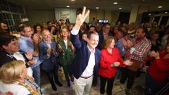 Abel Caballero celebra con los suyos en la sede del PSOE vigu�s su clamoroso �xito electoral