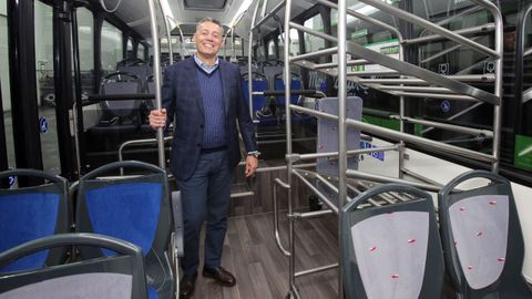 Javier Rodrguez, no interior dun dos autobuses carrozados en Carsa prximos  sa entrega.