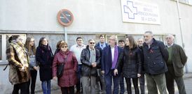 Los socialistas cuestionaron ante el ambulatorio los recortes sanitarios del gobierno de Rajoy. 