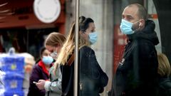 Varias personas con mascarilla en Vigo