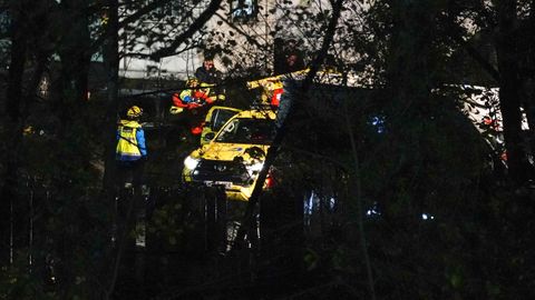 Los servicios de Emergencias y la Guardia Civil en el lugar donde dos trabajadores han fallecido este viernes en un accidente registrado en el interior de una mina subterr�nea de Cangas del Narcea, en el suroccidente asturiano