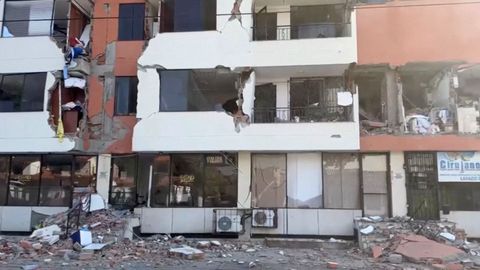 Edificios da�ados por el terremoto