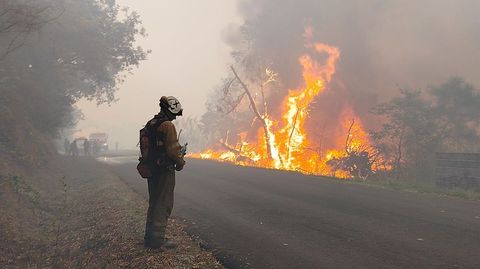 Los bomberos lograron impedir que las llamas quemasen casas en la aldea de Lornís