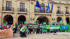 Concentraci�n de vecinos de Oviedo contra el derribo de la Malater�a y el plan para la Vega