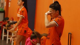 Gabi, en primer plano, se lamenta tras el descenso a Segunda Divisi&oacute;n del equipo femenino del Burela.