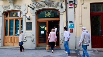 Turistas entrando este s�bado en el Hotel Suizo de Ferrol. 