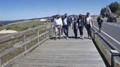 N��ez Feijoo recorri� un tramo del itinerario peatonal de la PO-308 en Noalla, Sanxenxo, con el alcalde y las conselleiras de Medio Ambiente e Infraestruturas