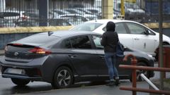 Un coche de Cabify recoge a una usuaria frente al puerto de A Corua, en una imagen de archivo del 2018.