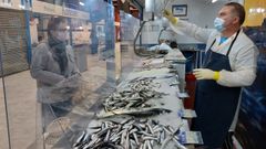 Clientes tradicionales ganados a pulso mantienen a las dos pescader�as que quedan en la plaza de abastos de Ribadeo
