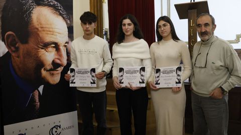 ker, Nerea e Mara con Javier Casares, presidente da fundacin que organiza o concurso, xunto a un retrato do autor