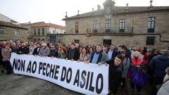 Multitudinaria protesta frente a las puertas del asilo de San Tom� en rechazo del cierre